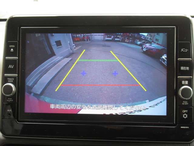 後方の安全確認に安心のバックカメラも装備。駐車をサポートしてくれるうれしい装備ですね。距離感をつかめる目安線が表示されます。