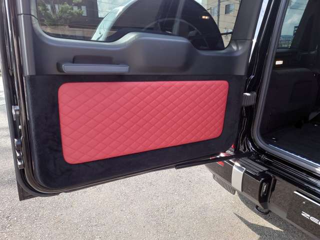 トランク内側もシート同様に赤のレザーで装飾されており高級感があります！