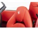 外装色はBianco Avus、内装色はRosso Ferrariの組み合わせでございます。