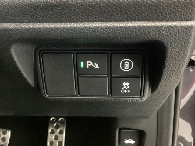 ハンドルの右側にはヘッドライトリベライザーとVSA（ABS＋TCS＋横滑り抑制）の解除スイッチなどがついています。パーキングセンサーもついているので駐車の際など、障害物に近づくと音で知らせてくれます。