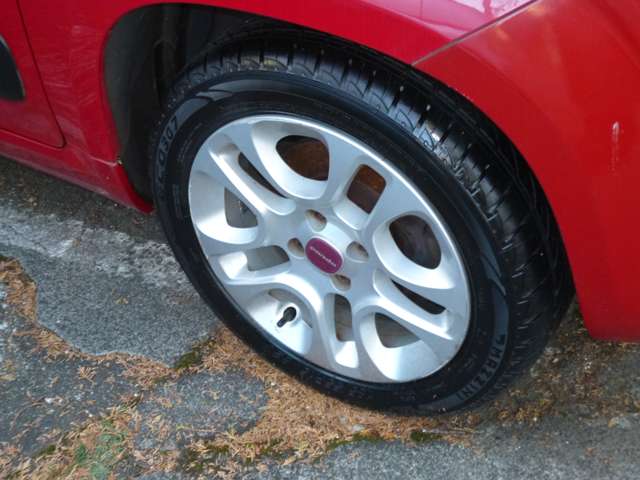 フィアットパンダイージーターボ赤色レッド塗装仕上済タイヤを４本新品に交換しました。当店は予約制になっております。来店の際は事前にご連絡をお願いします。西東京市東伏見４丁目８－２８有限会社モップアップ