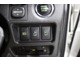 両側電動スライドドア装備で画像のスイッチにより運転席からもドアの開閉が可能です。左側のスイッチはオートマッチクハイビームのスイッチです。明るさを判定し、自動的にハイビームとロービームを切り替えます。