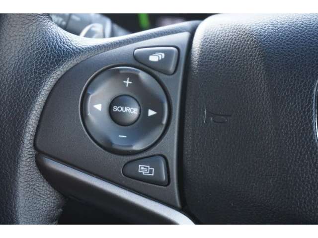 【ステアリングスイッチ】運転中でも前方から目線を外すことなくオーディオ等の操作ができ、より「安全・快適」にドライブをすることができます。