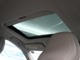 電動パノラマ・ガラス・サンルーフを採用することにより天気の悪い日も日差しを車内に入れることができます。後ろの席に座った方にも、解放感を提供できます。