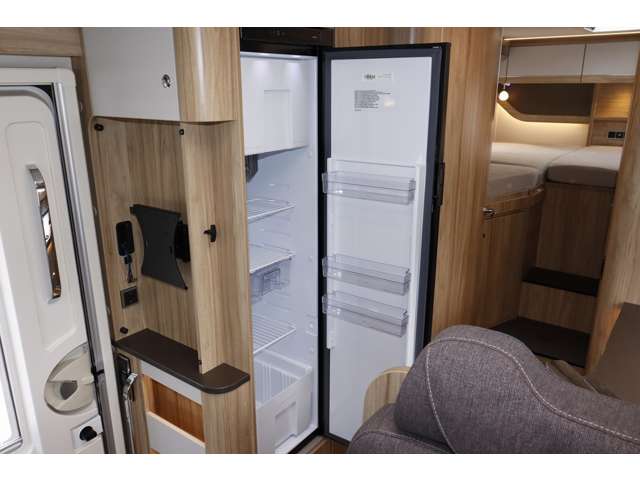 大型冷凍冷蔵庫を装備！12V、100V、ガスの３WAY仕様となっております。