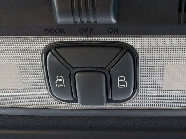 両側オートスライドドア装備！車内スイッチ、キーレススイッチ、ドアノブで操作可能です！ドアの開閉に大変お役に立つ装備です！
