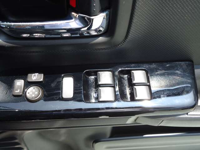 電動格納ミラーはボタンひとつでミラーが折りたためます。狭い駐車場などで、周りにぶつかる心配が減るうれしい装備です♪