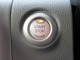 プッシュエンジンスターターボタンです。インテリジェントキーを携帯してブレーキを踏みながらボタンを押すだけでエンジンが始動します。エンジンを停止させる時もボタンをプッシュするだけで可能です。