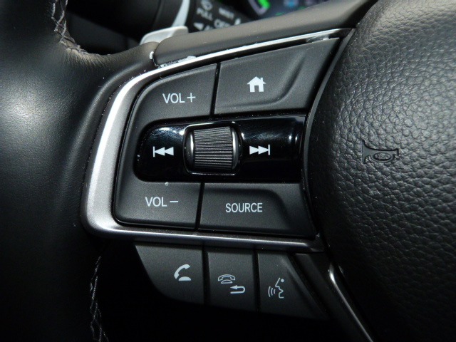 【左ハンドルスイッチ】ハンドル部にオーディオリモコンスイッチが装備されております！手元で視界をそらさずにボリューム調整・モードの切替・選局・曲順スキップなどが可能！安全運転をしながらの操作が可能です