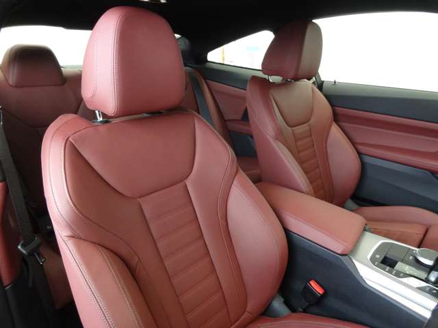 スポーツシートはホールド感があり、がっしりと大切な助手席の方も安心して身体を委ねられます。一度BMWのシートにお座り頂ければお分かり頂けると思います。