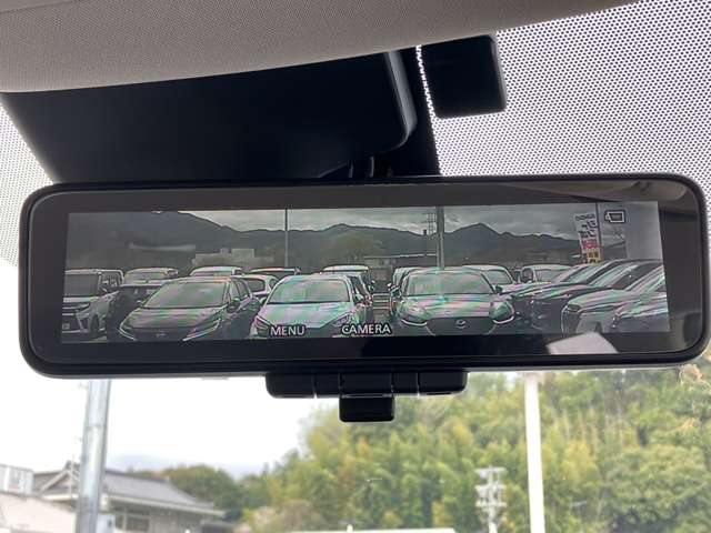 【インテリジェントルームミラー】車両のリヤガラスに設置されたカメラを通して後方映像をルームミラーへ映し出します。乗員や荷物、ヘッドレストに干渉されずにクリアな視界を確保出来ます♪