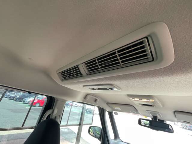 【エアコン吹き出し】暑い日、寒い日など車内の温度調節できます。快適なドライブを！