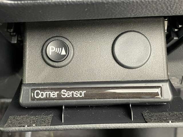 【コーナーセンサー（ソナー）】音声・アラーム・ディスプレイ表示などで、クルマのまわりにある障害物との接近をお知らせします！四隅に超音波センサーがあり、駐車や車庫入れの際に役立ちます。