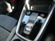 【運転席操作部】シフトスイッチ、電子制御のサイドブレーキ。Audiホールドアシストも装備。