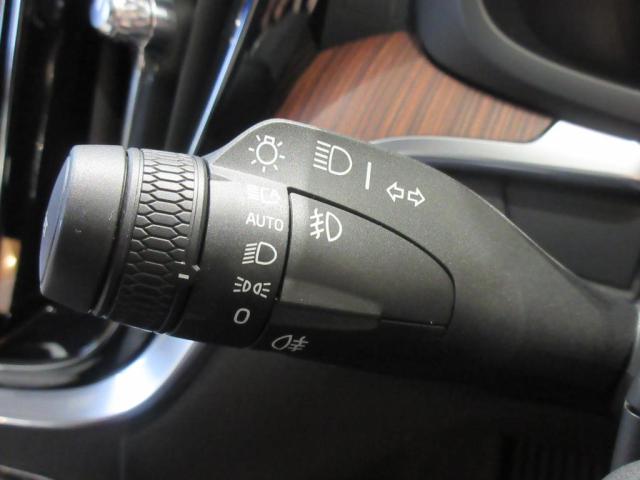対向車両や先行車両への眩惑を防ぐように、ハイビームの配光エリアを自動調整するフルアクティブハイビームを装備