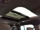 【スライディングパノラミックルーフ】後席まで広がるパノラミックルーフは遮るものがなく、車内全体を開放的な空間を提供致します。