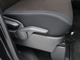 運転席はシートハイトアジャスタースター付きで、シート座面を上下でき、ベストポジションで安全運転できます。