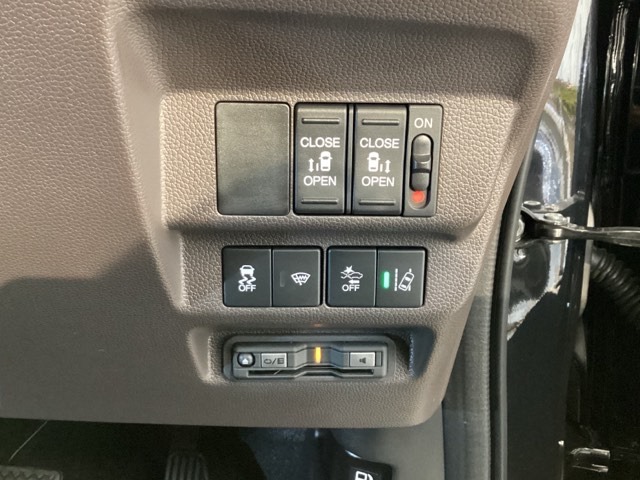 両側電動スライドドアは運転席から操作ができるよう、操作スイッチが付いています。その下にはETCがついています。高速道路の料金所の通過も楽々です！。 カードの取り出しもしやすい場所についています。