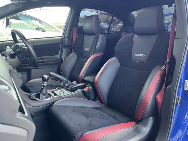 助手席シートも運転席同様のRECAROシートとなります。目立つよれや擦れも無く状態は良好です。ブラック貴重にレッドのアクセントが入り、スポーティーなデザインとなっております。