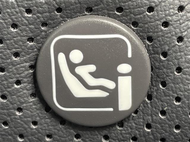 【ISOFIX】アイソフィックスはチャイルドシートを差し込むだけ！金具で固定されます。シートベルトを使用しないので簡単かつ安全にチャイルドシートを固定することができます！女性でも簡単に装着できます♪