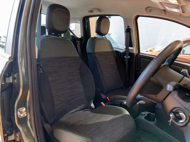 ■シートの使用感：破れ・へたりも少なく、ご覧の通りきれいな状態を維持しております。ご納車前には室内クリーニングを実施致します。別途シートコーティングもご用命頂けます。