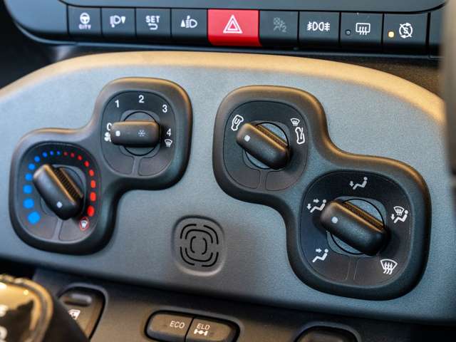 ■マニュアルエアコン：車内を適温に保つように風量等の調節が可能です。ダイヤル式のつまみは直感的に操作が可能です。