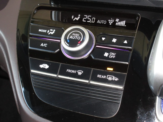 エアコンはオートエアコンでお好みの温度調整が出来、オールシーズン快適にドライブできます！リア席はプライバシーガラスで夏も涼しく過ごせます！