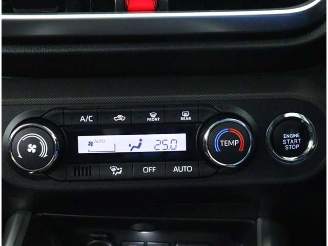 【オートエアコン】一度お好みの温度に設定すれば、車内の温度を検知し風量や温度を自動で調整。何度もスイッチ操作をする必要はありません。快適な車内空間には必須の機能ですね！