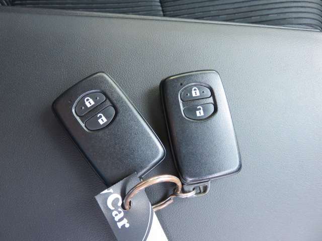 スマートキーなので鍵をカバンやポケットに入れたままでもドアの開閉やエンジンスタートが可能です！