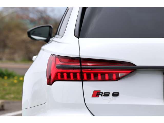 アウディ RS6アバント エアサスペンション装着車 4WD 新車保証 22AW B&Oハイエンド パノラマSR 愛知県の詳細画像 その8
