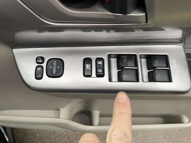 トヨタ ノア 2.0 S タイヤR6年4月交換済 群馬県の詳細画像 その5