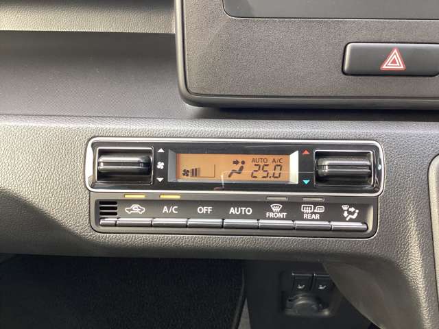 オートエアコン機能で快適な車内空間を保ちます。ボタンも操作しやすいですよ。