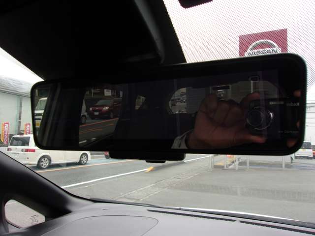 「インテリジェントルームミラー」 車輛後方のカメラ映像をミラー面に映し出して、いつでもクリアーな後方視界を確保します。通常ミラーにも簡単に切り変えができます。