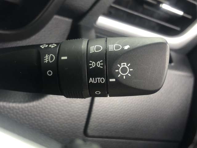 「オートライト」 暗くなると自動でライトが点灯し、安全運転を手助け！