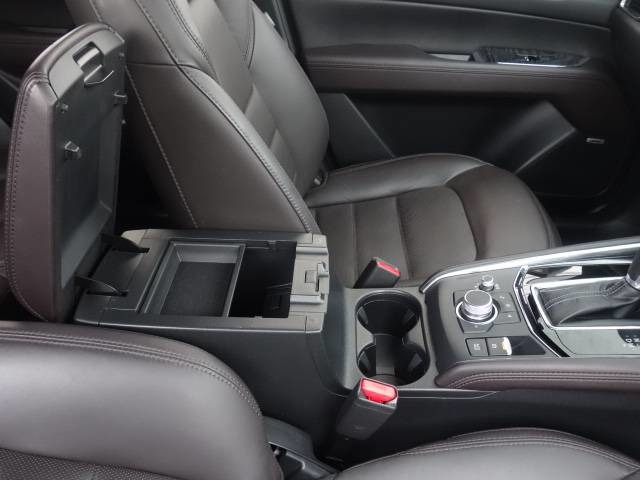 運転席のアームレスト付き大型コンソールボックス。中にはシガーソケット、USB端子２つが装備されております