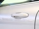 キーレスエントリー搭載。キーを持ったままドアノブを握れば自動で開錠～エンジン始動までスマートに操作が可能です。ロック時はドアのセンサー部に軽く触れるだけで施錠されます。