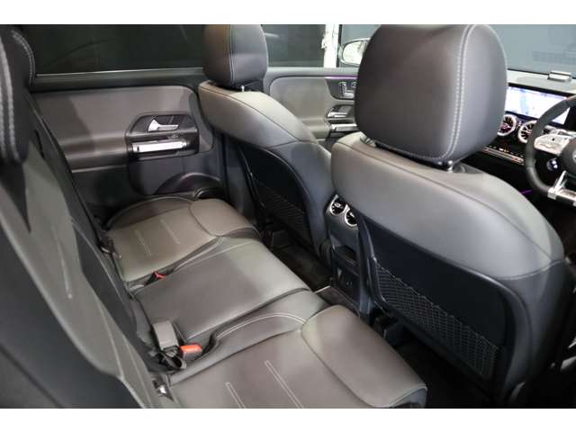 全ての席が主役席なのは、メルセデスならではの特徴です。快適なドライビングが、リラックスした車内空間を作りだします。