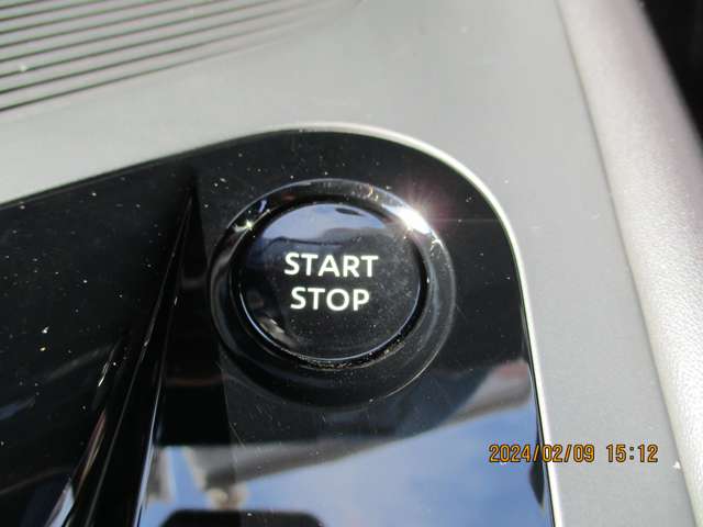 プッシュエンジンスターターのエンジン始動は、ブレーキペダルを踏みながらボタンをワンプッシュするだけでOK!