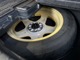ラゲッジ下の収納スペースにはスペアタイヤが収納されております。タイヤがパンクした際スペアタイヤを装着することで安全に走行することが可能です。