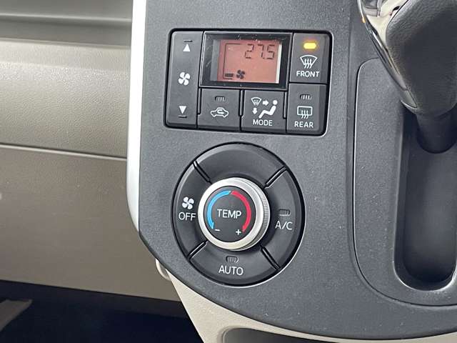☆ 【オートエアコン】 一度お好みの温度に設定すれば、車内の温度を検知し風量や温度を自動で調整。暑い…寒い…と何度もスイッチ操作をする必要はありません。快適な車内空間には必須の機能です☆