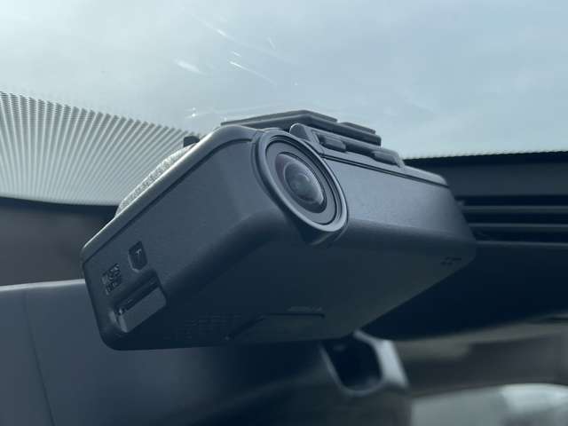 【ドライブレコーダー】安心・安全なカーライフに必須のドライブレコーダーを装備。走行中はもちろん、あおり運転や事故に遭遇した際の状況も映像で記録し、万一のリスクに備えます。