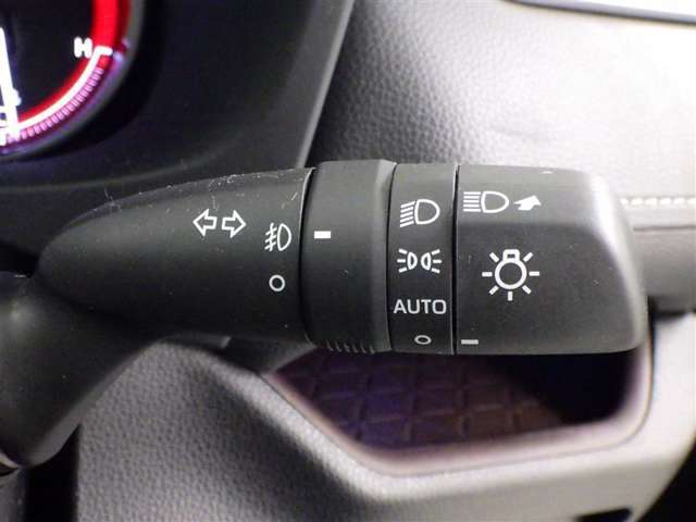 点灯忘れも防止できるオートライトコントロール機能がついていますの各スイッチ