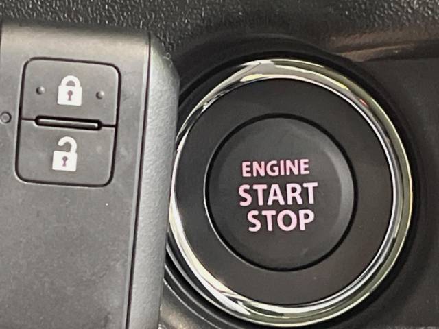 【キーレススタートシステム】カバンやポケットに入れたままでもドアの施錠・解錠が可能なスマートキーを装備。エンジンのオン・オフ時もカギを取り出す必要が無いからとっても便利です♪