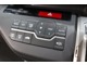 オートエアコンで車内はいつでも快適空間のうえ後席用エアコンも操作できさらに快適空間を充実させられます。
