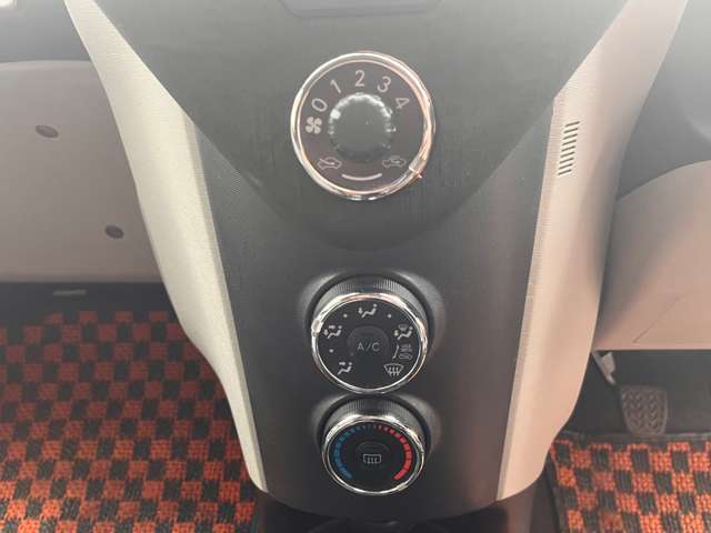 トヨタ iQ 1.3 130G MT マニュアル6速  ナビTVBluetooth対応  ETC 静岡県の詳細画像 その14