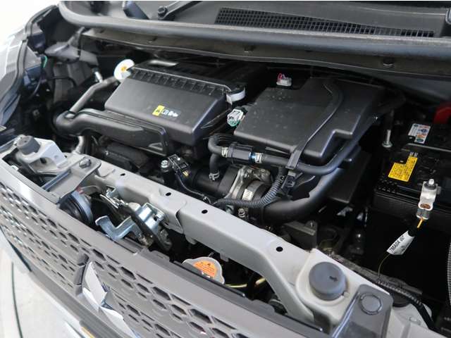 三菱自動車らしいＳＵＶテイストのデザインと、新たに採用したＨＹＢＲＩＤシステムによる低燃費で力強い走りを特長
