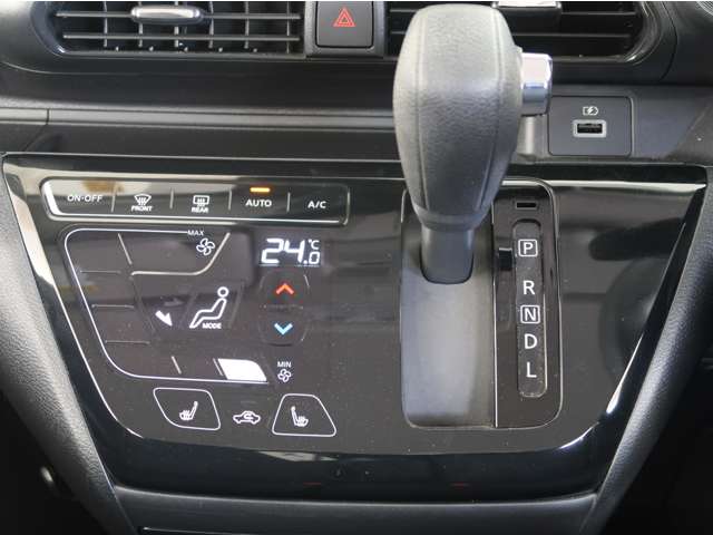 インパネCVTシフトレバーです。操作が簡単なタッチパネル式オートエアコンです。1年と通して快適な車内で過ごせます。