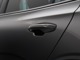 キーレスエントリー搭載。キーを持ったままドアノブを握れば自動で開錠～エンジン始動までスマートに操作が可能です。ロック時はドアのセンサー部に軽く触れるだけで施錠されます。