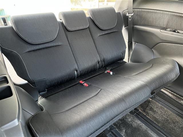 サードシートです。補助席感は否めませんが二列目よりウォークスルーでアクセス可能でシートの厚みも充分あります。