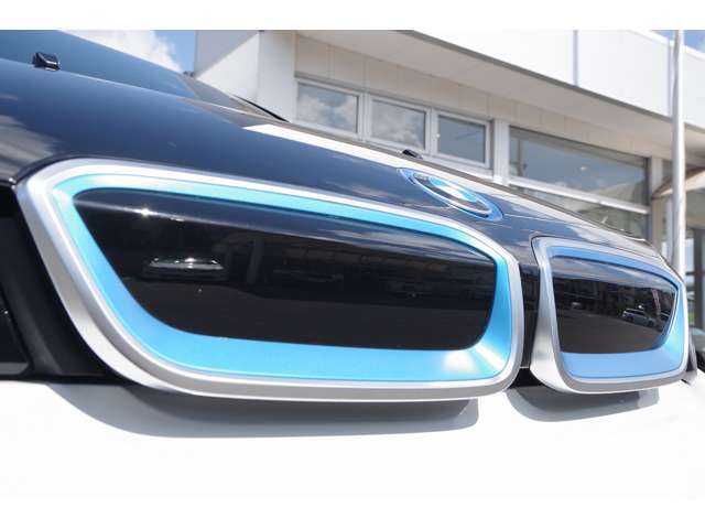 BMWiモデル専用カラーで縁取られた伝統のキドニーグリルが、内燃機関モデルではないことを控えめに主張します。